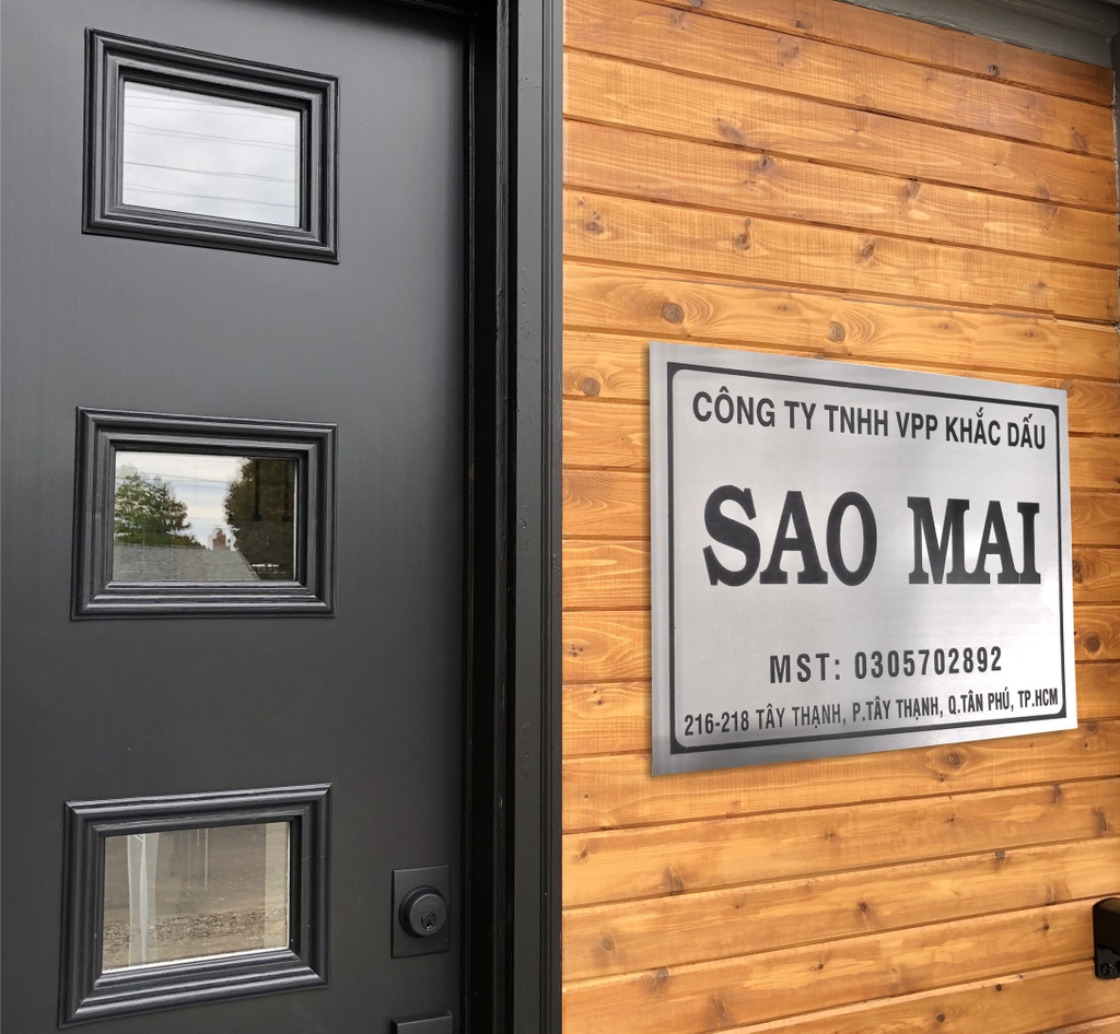 Bảng công ty inox ăn mòn 40x30cm nền trắng xước chữ đen