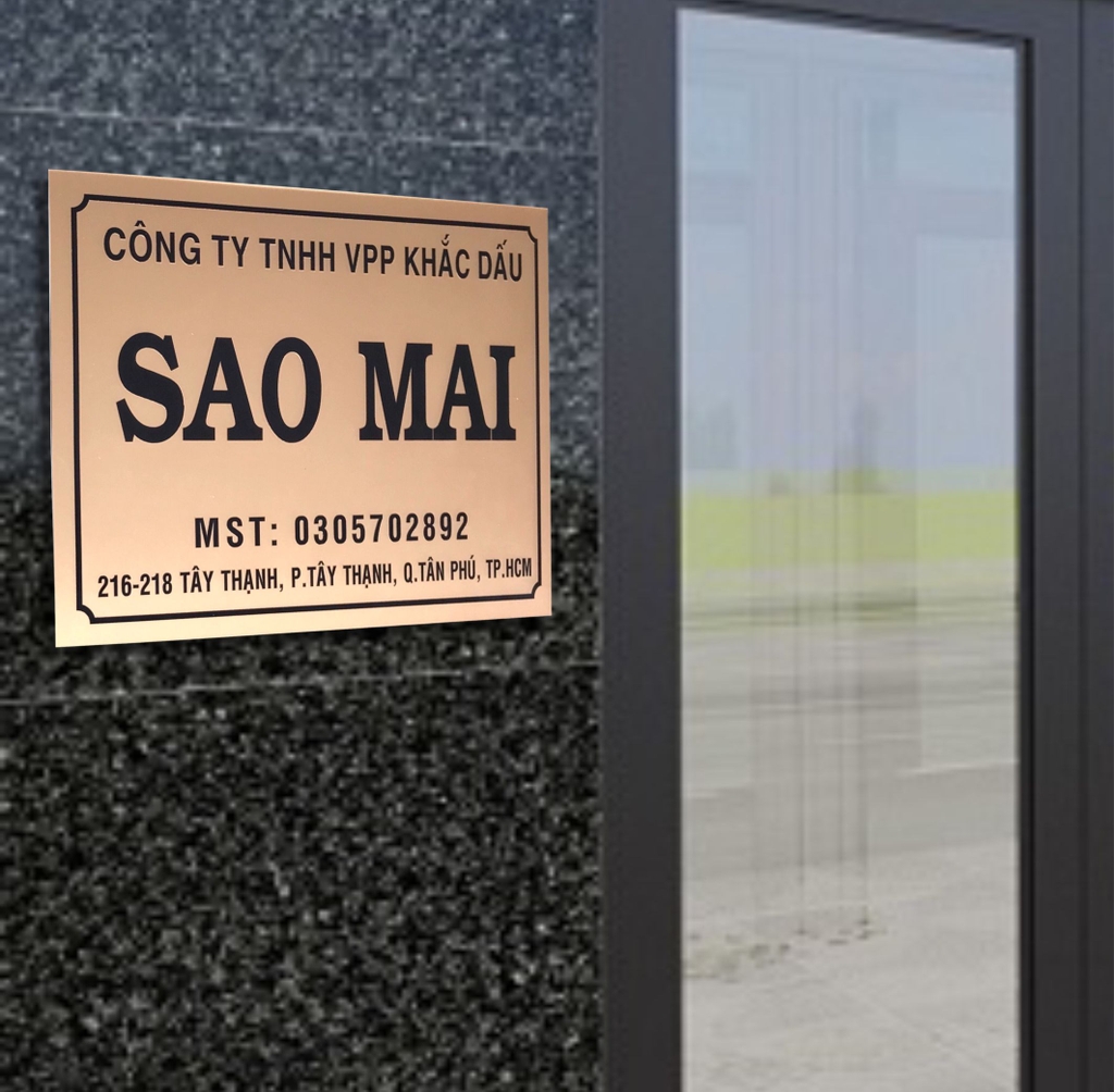 Bảng công ty mica 40x30cm nền đồng chữ đen
