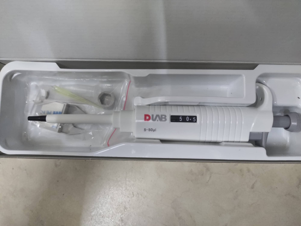 Dụng cụ hút mẫu hút chất lỏng Micropipet Dragonlab hấp tiệt trùng 1 kênh