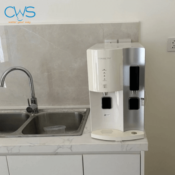 Hình ảnh máy lọc nước Chungho Tiny 300 UV nhỏ gọn trên lavabo