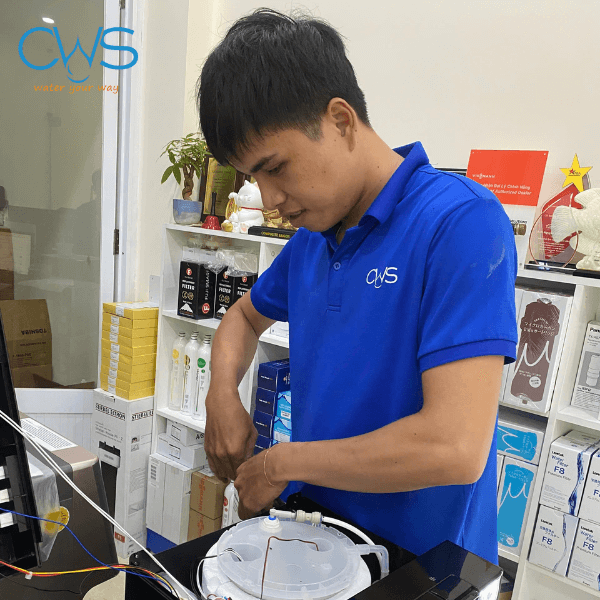 Kỹ thuật viên CWS kiểm tra, sửa chữa máy lọc nước Toshiba