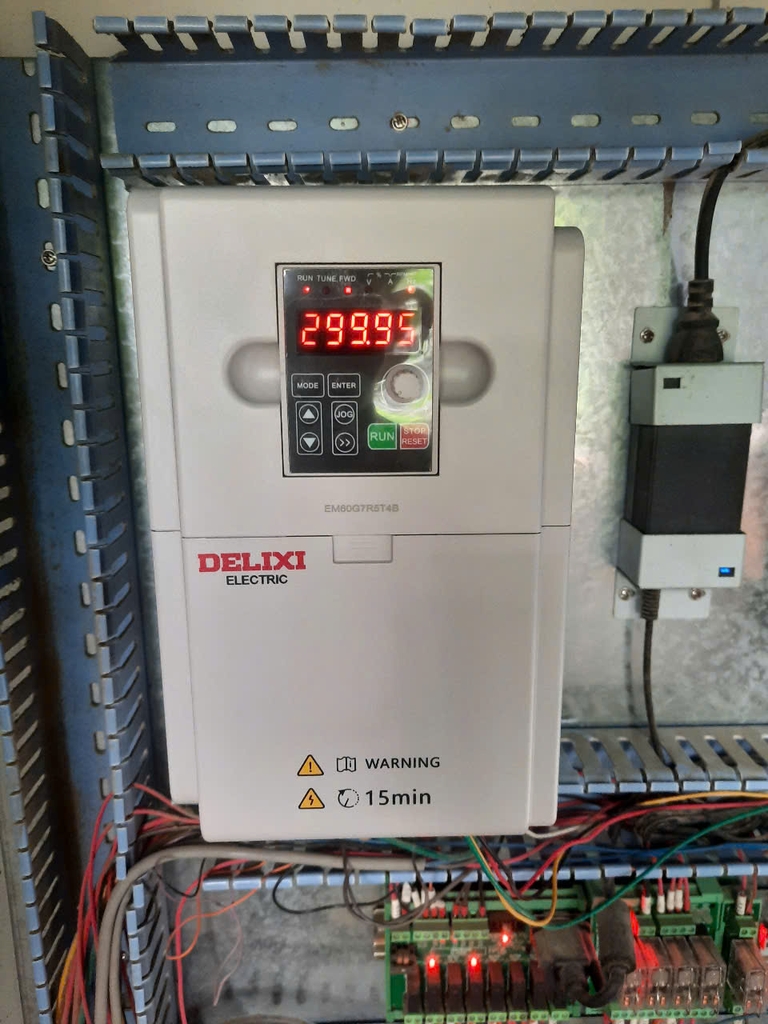 bien-tan-delixi-em60-cho-may-cnc