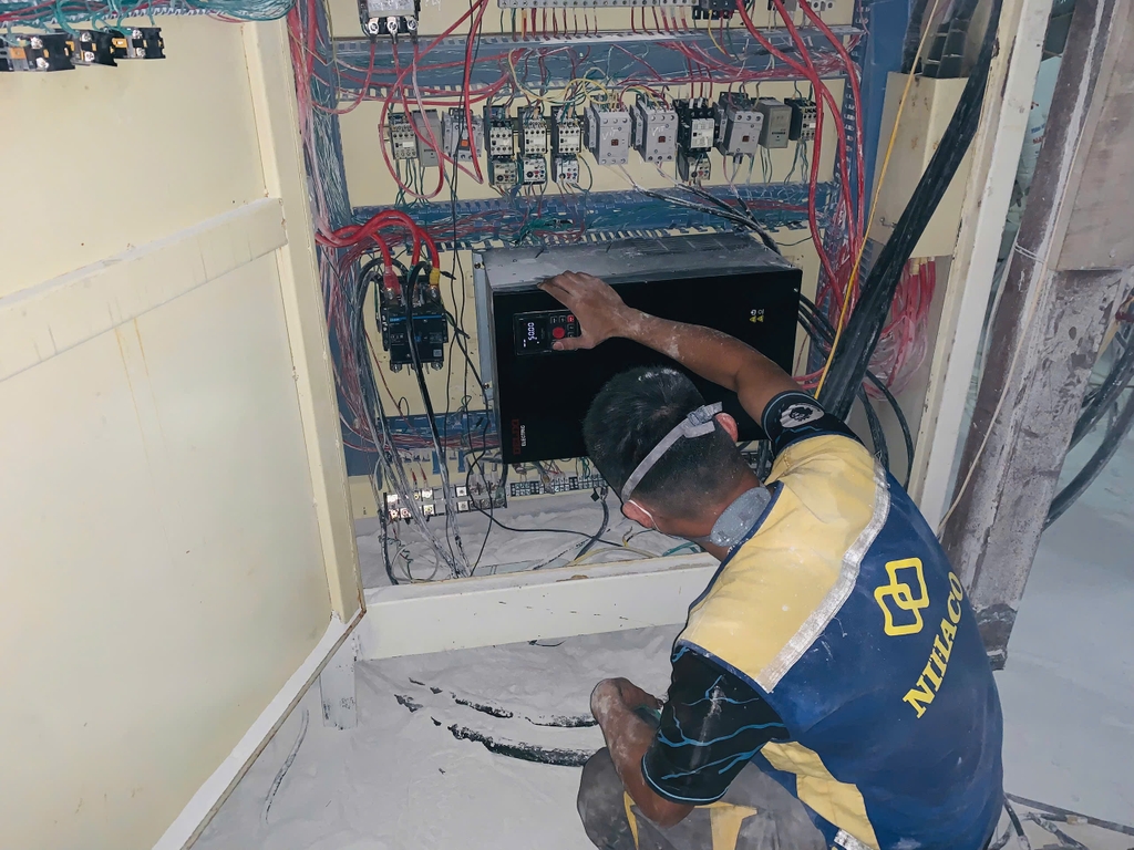 Kỹ thuật viên NIHACO cài đặt thông số biến tần