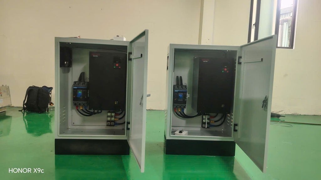 Tủ điện điều khiển sử dụng biến tần do NIHACO lắp đặt