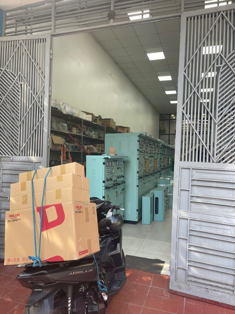 giao biến tần Delixi cho khách hàng