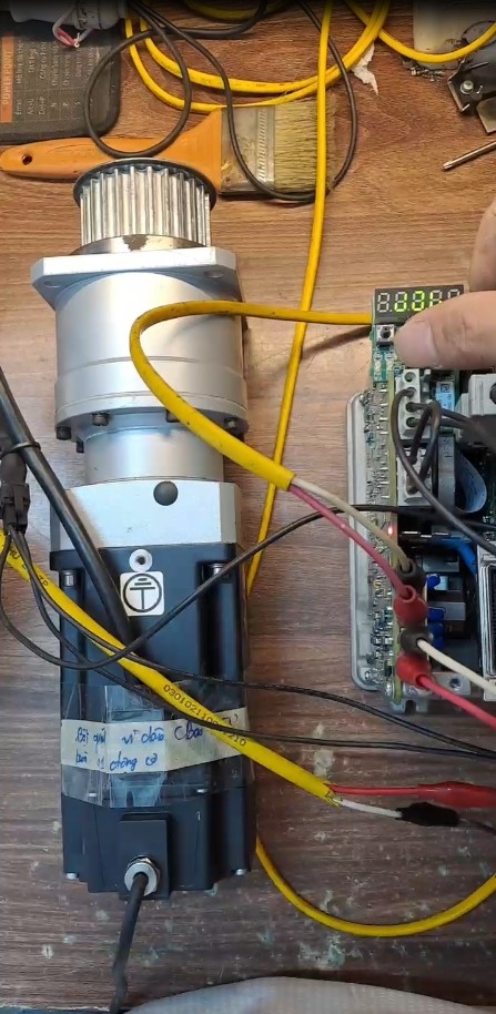 sua-chua-servo-motor-schneider