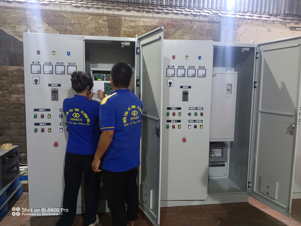 Biến tần lắp trong tủ điện điều khiển động cơ