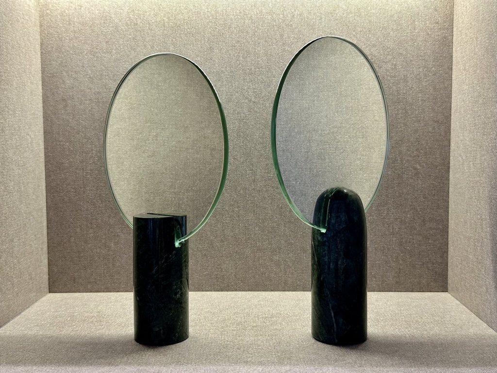 [HN] GIẢM 50% - GƯƠNG TRANG ĐIỂM VỚI TAY NẮM ĐÁ TỰ NHIÊN - SALE37 - ĐEN