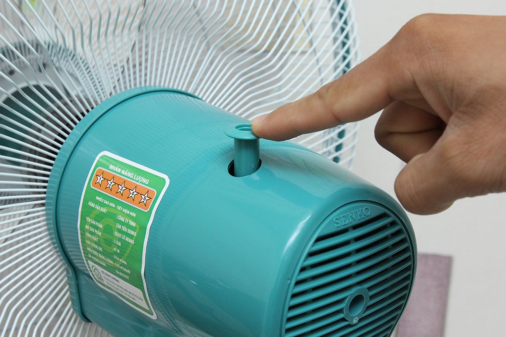 Quạt lửng nhựa Senko L1638 ( Màu ngẫu nhiên )
