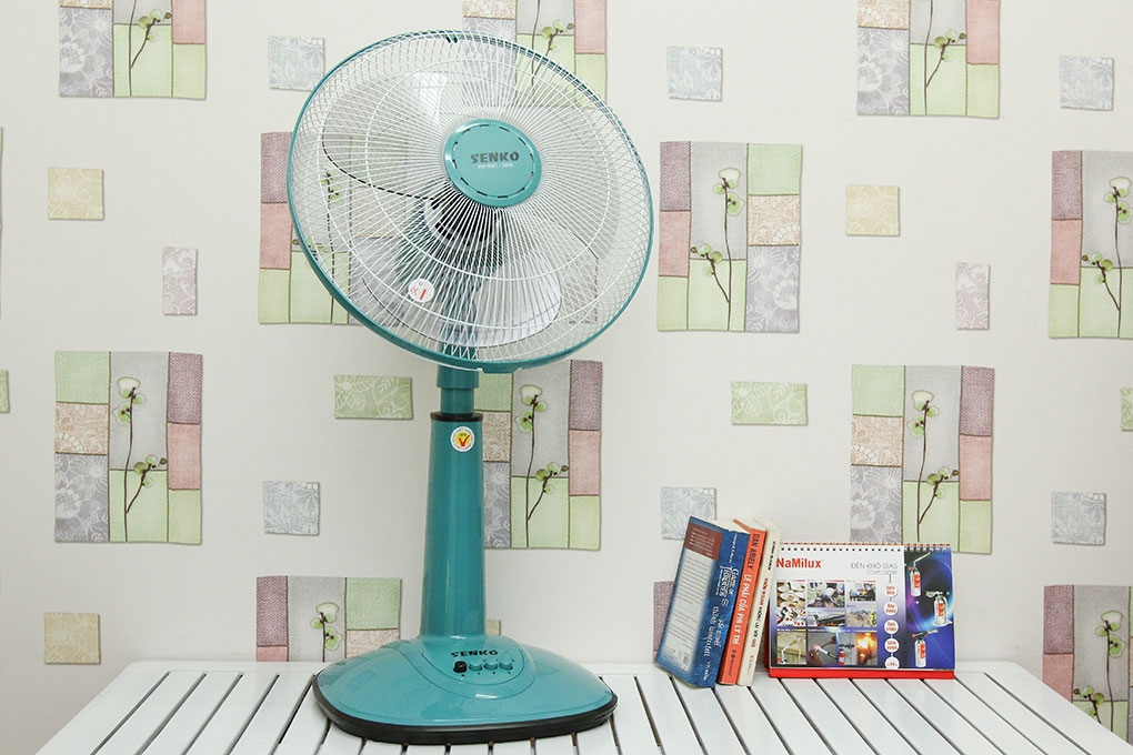 Quạt lửng nhựa Senko L1638 ( Màu ngẫu nhiên )