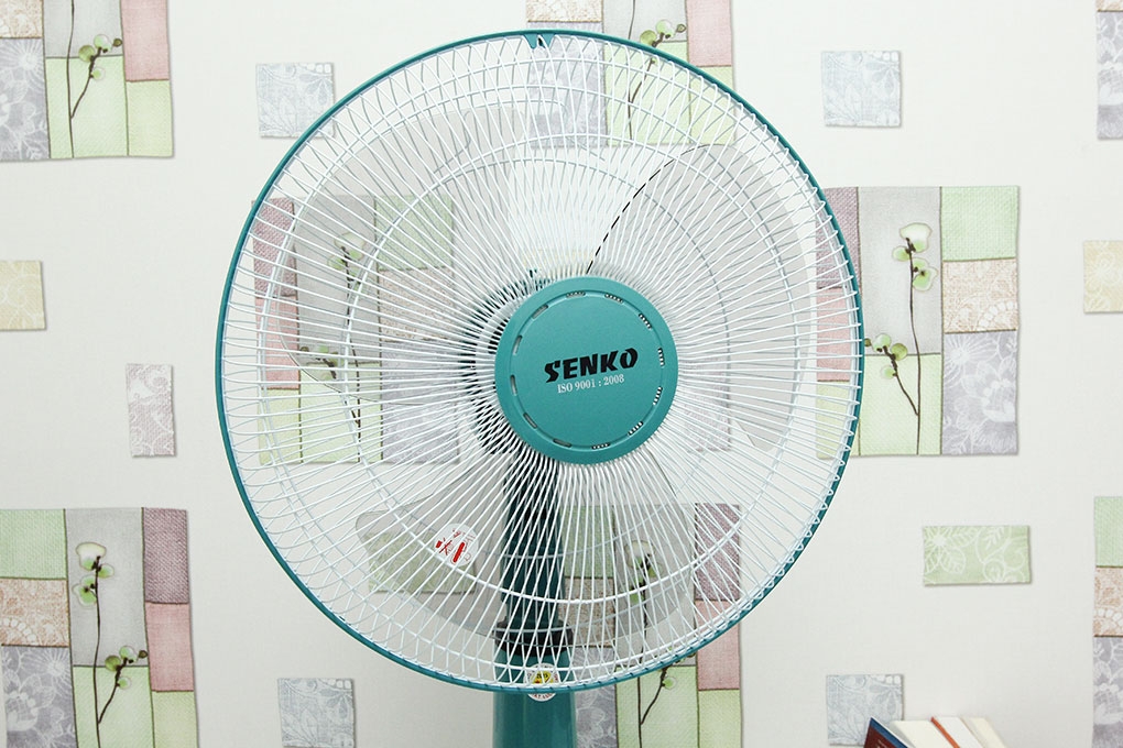 Quạt lửng nhựa Senko L1638 ( Màu ngẫu nhiên )