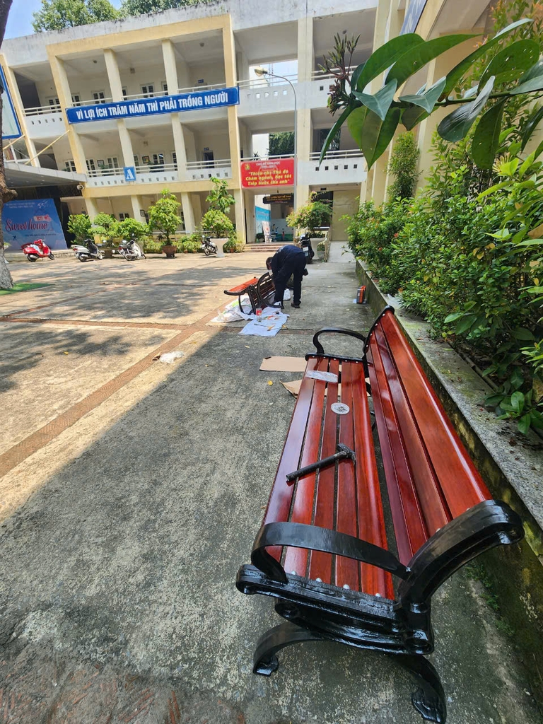 Ghế gang trường học Minh Hải mẫu chân gang đúc kết hợp gỗ Lim Nam Phi