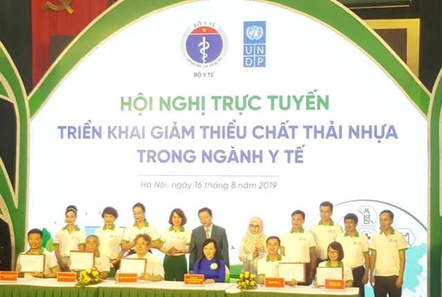 Bộ trưởng Bộ Y tế: Hãy dừng sử dụng túi nilông khó phân hủy ngay từ hôm nay