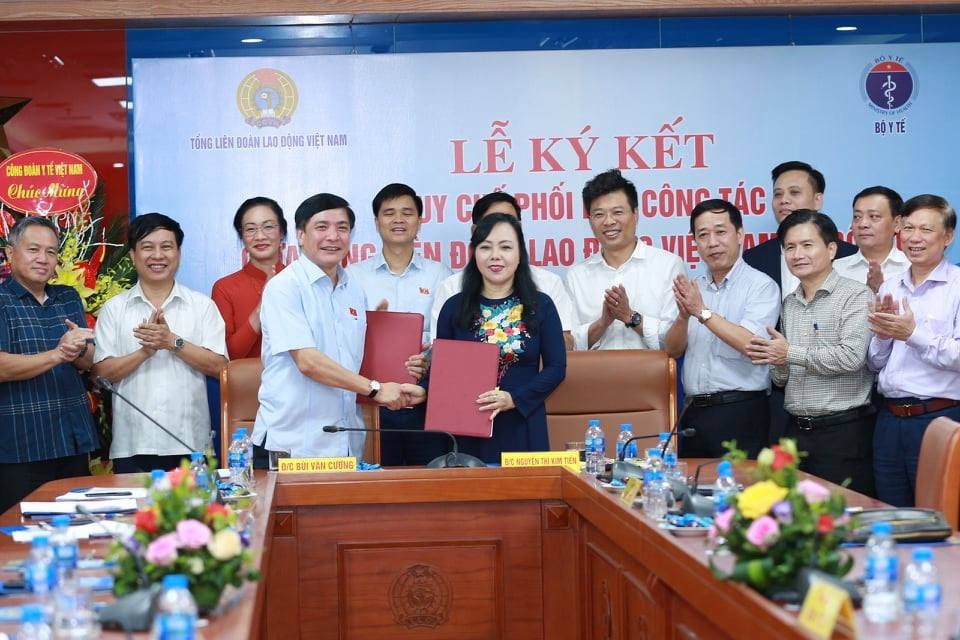 Bộ Y tế và Tổng Liên đoàn lao động Việt Nam ký quy chế phối hợp chăm sóc sức khoẻ người lao động