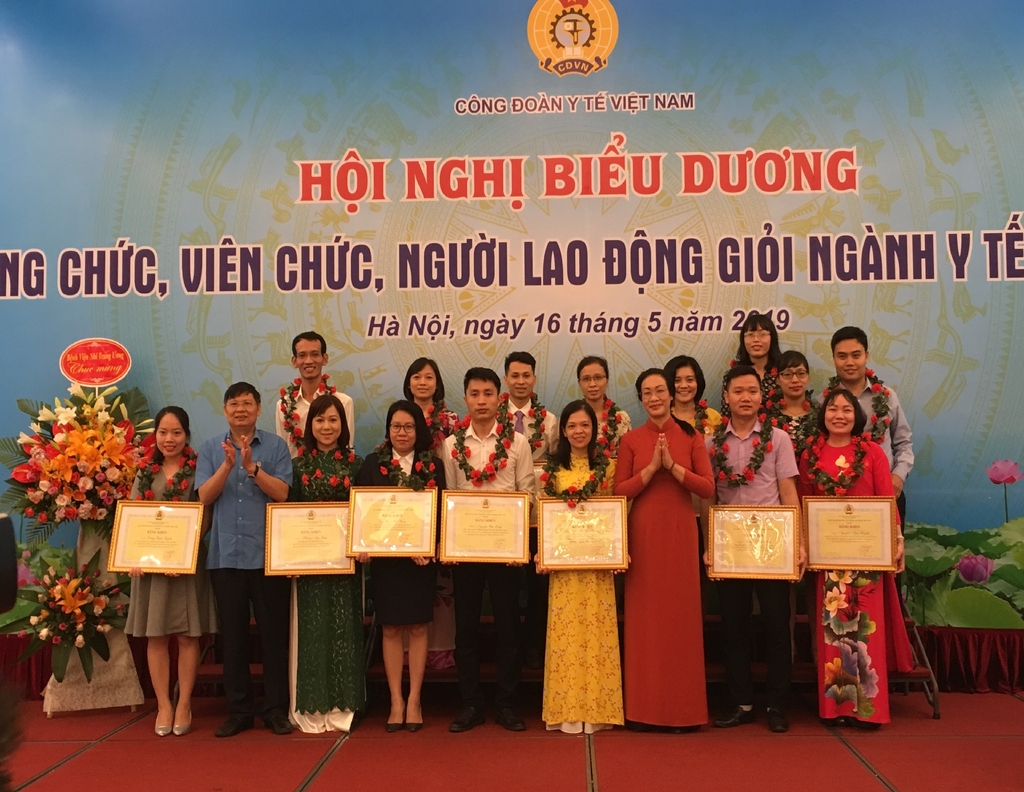 Nhiều cán bộ y tế mắc bệnh hiểm nghèo vẫn cố gắng hoàn thành nhiệm vụ
