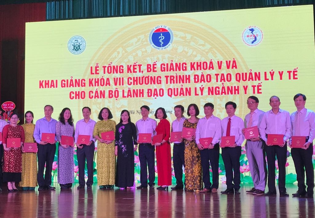 Bộ trưởng Bộ Y tế giảng bài tại lễ khai giảng khoá đào tạo kỹ năng quản lý, lãnh đạo cho cán bộ y tế