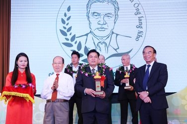 Lương y Nguyễn Bá Nho-Thầy thuốc thiện tâm nhận danh hiệu “Thầy thuốc Vì cộng đồng” năm 2017