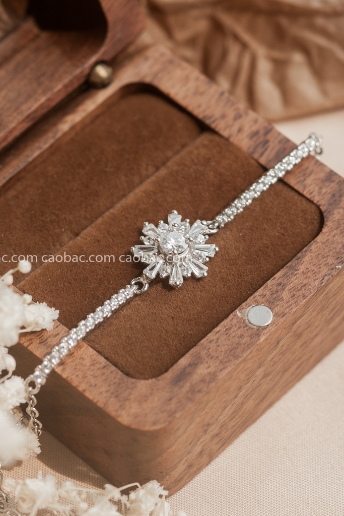 Snowflake bạc ta xi vàng trắng Kim Cương Moissanite, một sản phẩm vô cùng sang trọng và quý phái. Với vẻ đẹp nổi bật của Kim Cương Moissanite, bạn sẽ hài lòng với sự độc đáo và tinh tế của sản phẩm này. Hãy sở hữu cho mình một chiếc Snowflake bạc ta xi vàng trắng Kim Cương Moissanite để thể hiện sự đẳng cấp và phong cách của bạn.