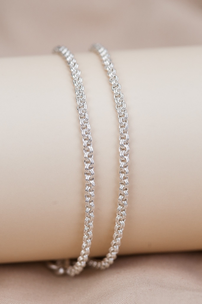 Lắc tay bạc Thái hai vòng trơn là sản phẩm trang sức vô cùng độc đáo và thu hút. Với kiểu dáng tinh tế và chất liệu bạc cao cấp, chiếc lắc tay này sẽ giúp bạn tạo được phong cách trẻ trung và tinh tế, thu hút mọi ánh nhìn.