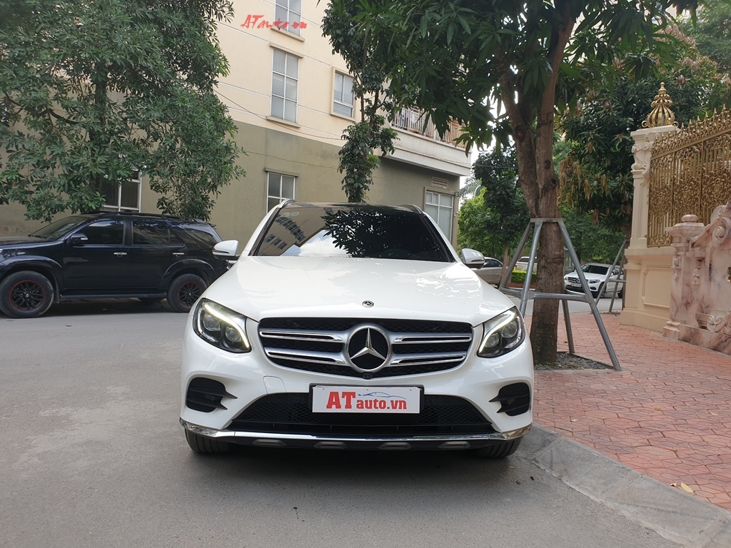 Xe Mercedes GLC 300 cũ đời 2017 màu Trắng chạy 18000 xe cực ngon