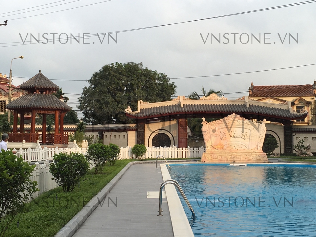 Khu vực bể bơi nơi có Bức Cuốn Thư được điêu khắc bằng bàn tay tinh hoa của các nghệ nhân VNSTONE