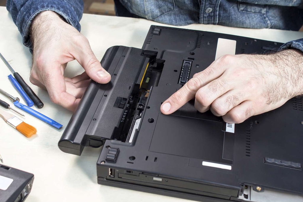 Tháo rời pin Laptop và dùng sạc trực tiếp cũng giúp tuổi thọ pin lâu hơn