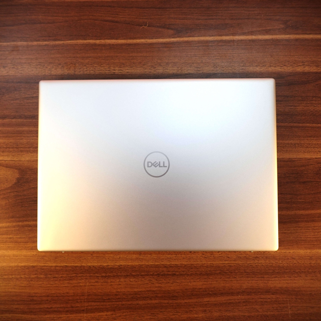 Dell Inspiron 5430 2023 có mặt nắp trên vuông vắn cùng logo Dell sáng bóng sang trọng, tinh tế.
