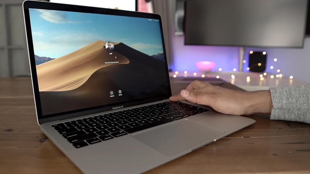 Sau khi khô hoàn toàn, hãy thử khởi động lại laptop