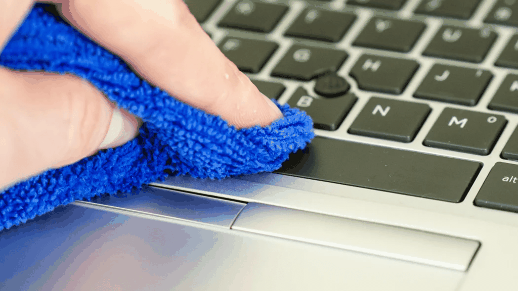 Dùng khăn khô mềm lau bề mặt laptop