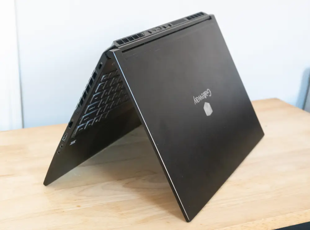 Lật ngược laptop để nước thoát ra ngoài