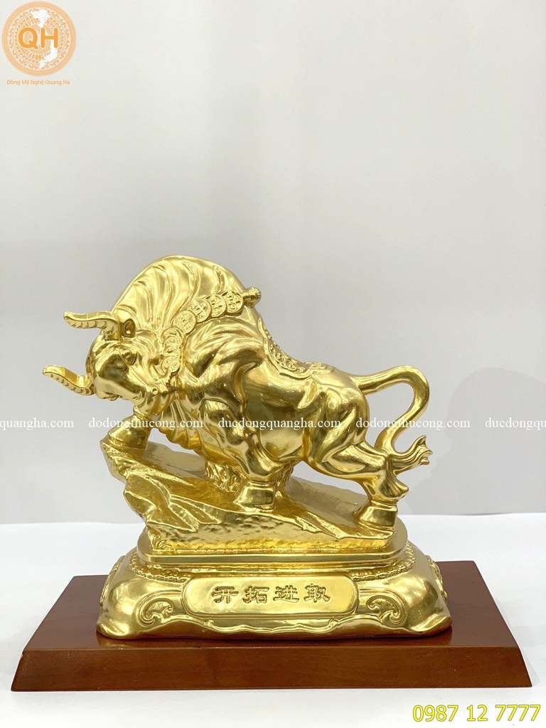 Tượng Trâu đứng núi thếp vàng 9999