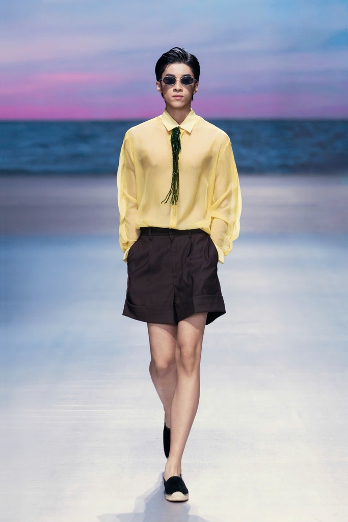 V-Roll Hem Shorts
