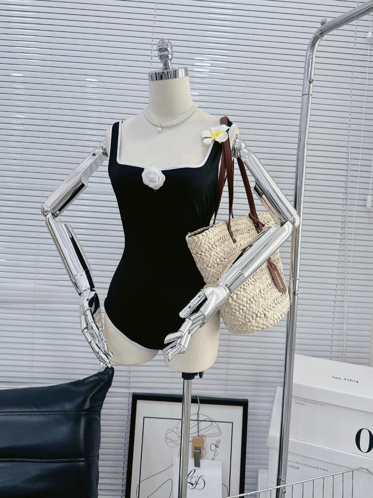Set bikini đen nhún ngực kèm hoa