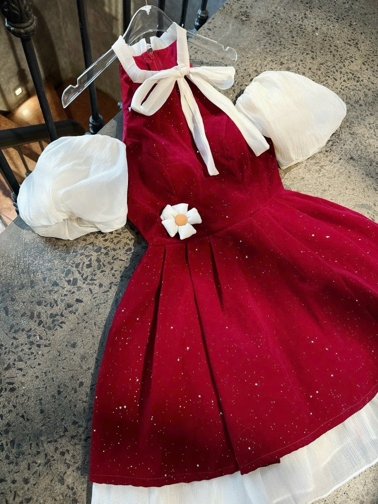 Đầm xòe nhung đỏ bling cổ yếm rớt vai