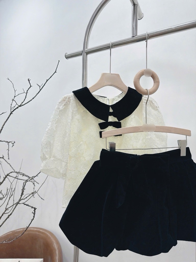 Set áo ren nude cổ sen chân váy bí