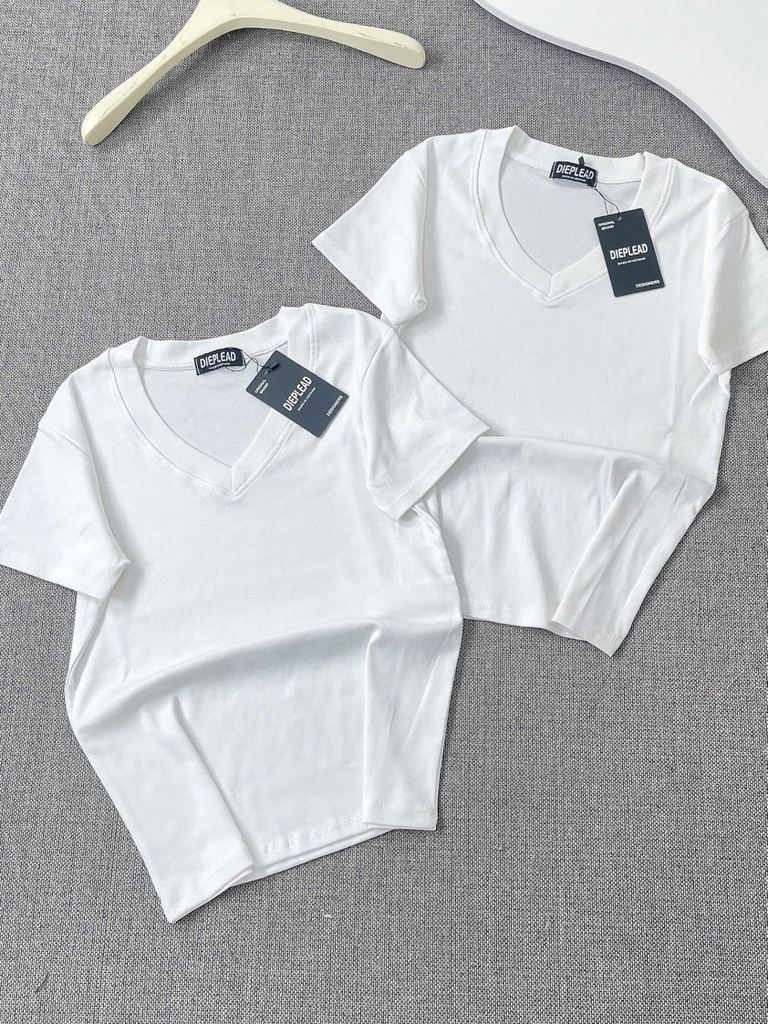 Áo thun cổ tim trơn - Form vừa