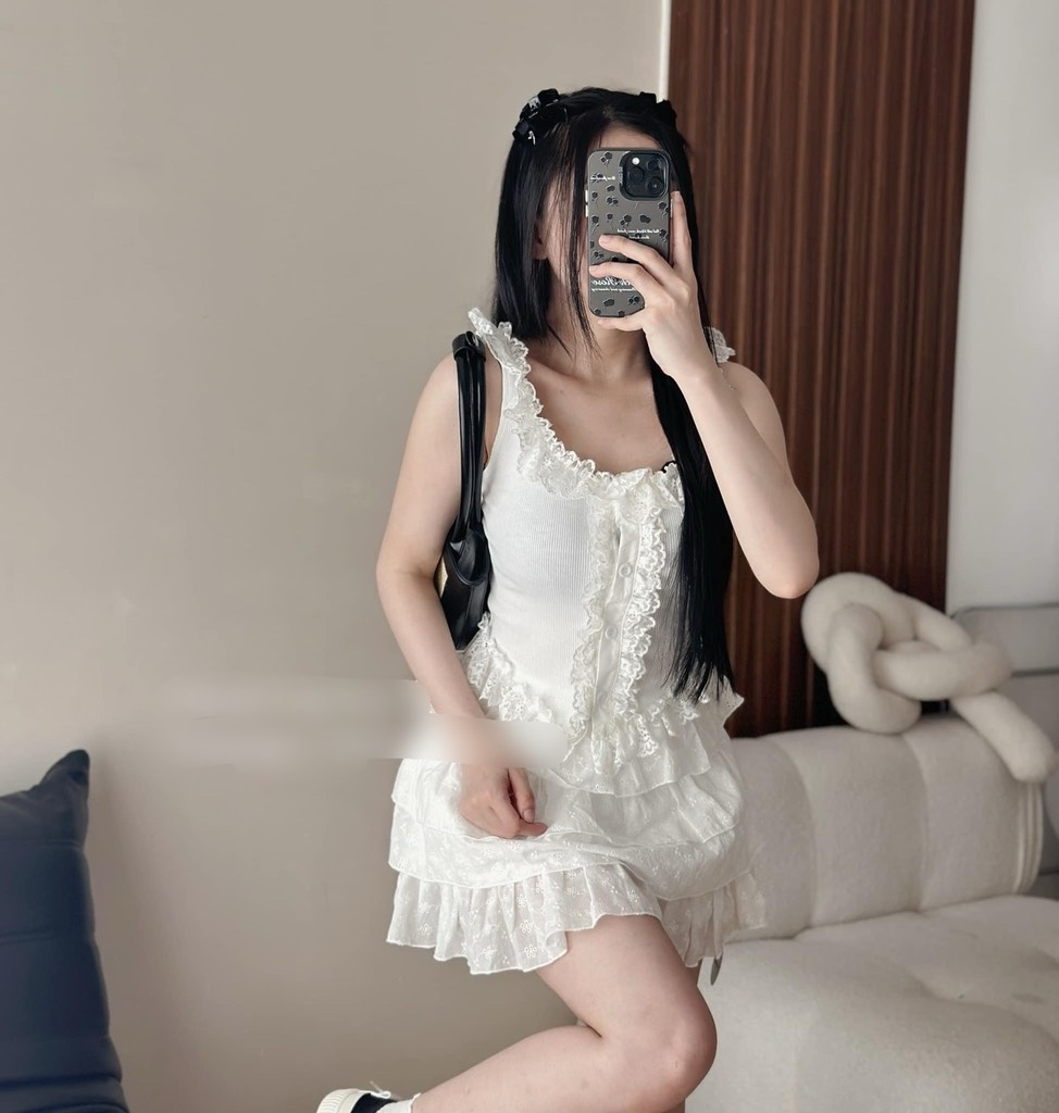 Set áo trắng viền ren sát nách chân váy tầng