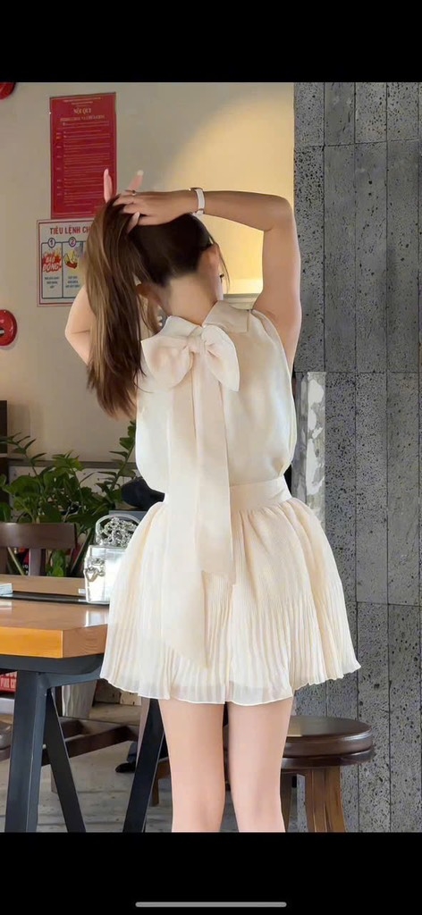 Set voan nude cổ lọ chân váy dập li
