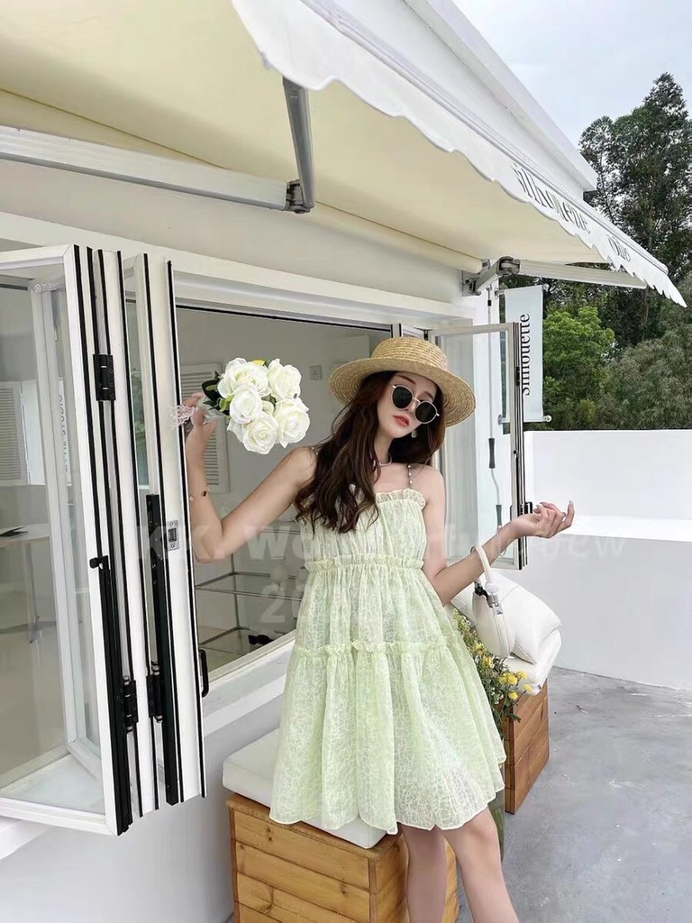 Đầm xanh lá 2 dây xích viền