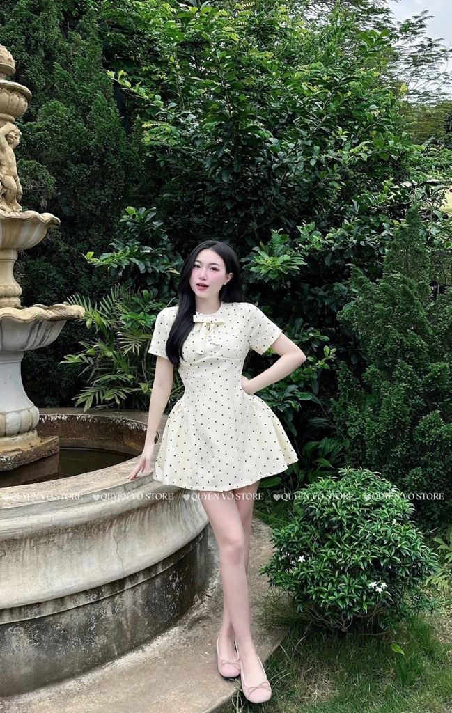 Đầm chấm bi xòe nơ cổ tròn
