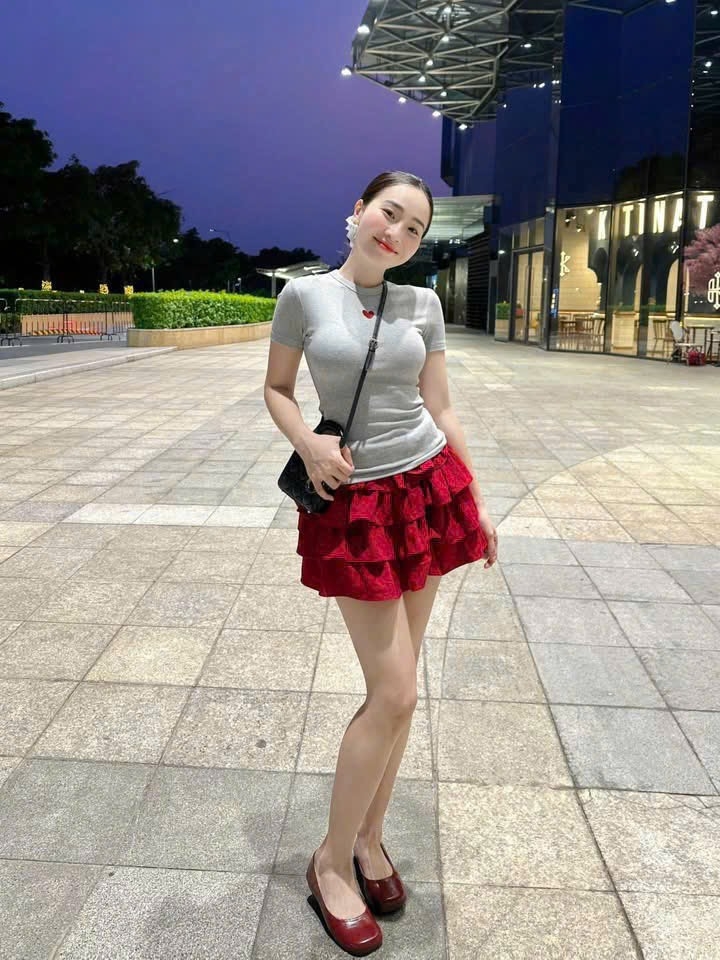 Set áo thun ôm body thêu x chân váy tầng