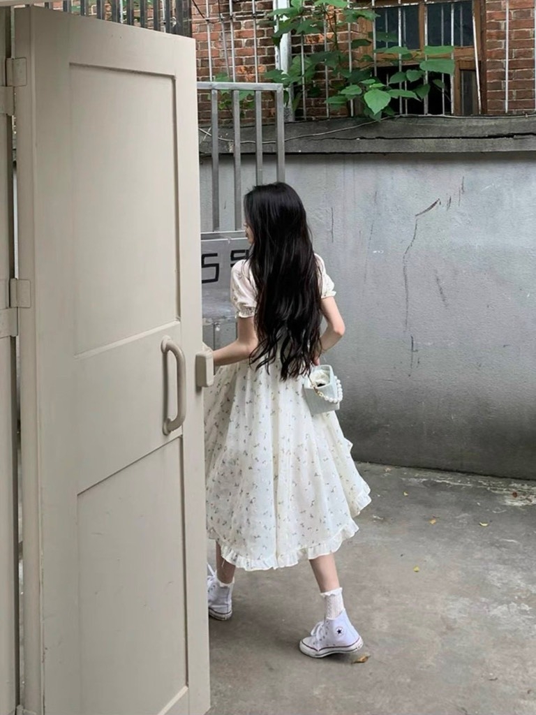 Đầm hoa cổ vuông dây chéo