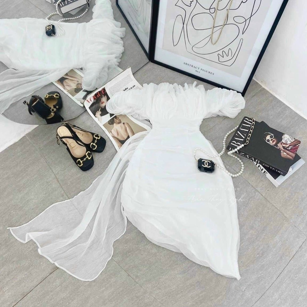 Đầm trắng voan bẹt vai xẻ tà