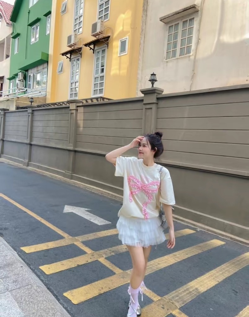 Áo thun nơ thêu nổi