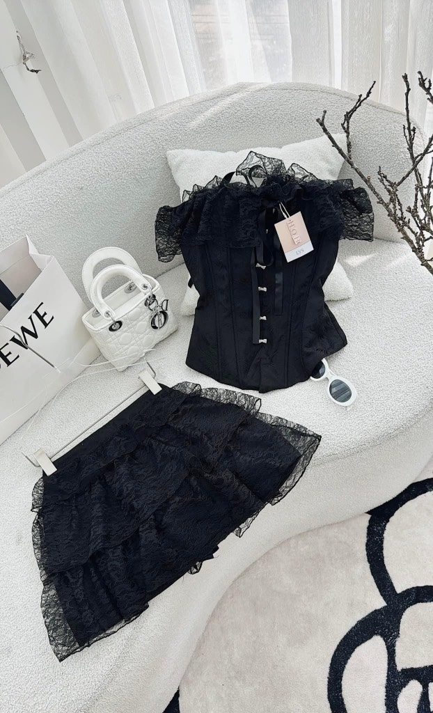 Set áo trắng viền thắt nơ trễ vai x chân váy ren