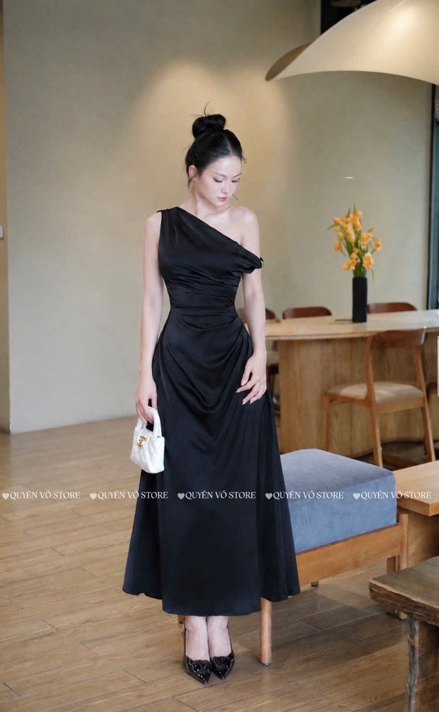 Đầm lụa lệch vai xếp ly eo - Đen