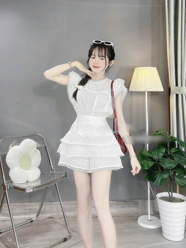 Set áo xô trắng bo eo x chân váy tầng