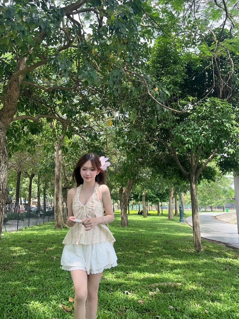 Set áo hoa cổ yếm chân váy ren