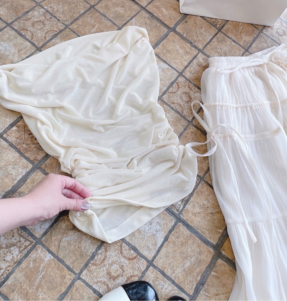 Set áo trắng trễ vai nhún chân váy midi đính hoa