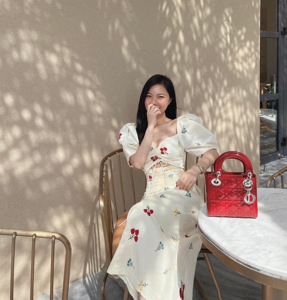 Đầm kem thêu hoa rút ngực